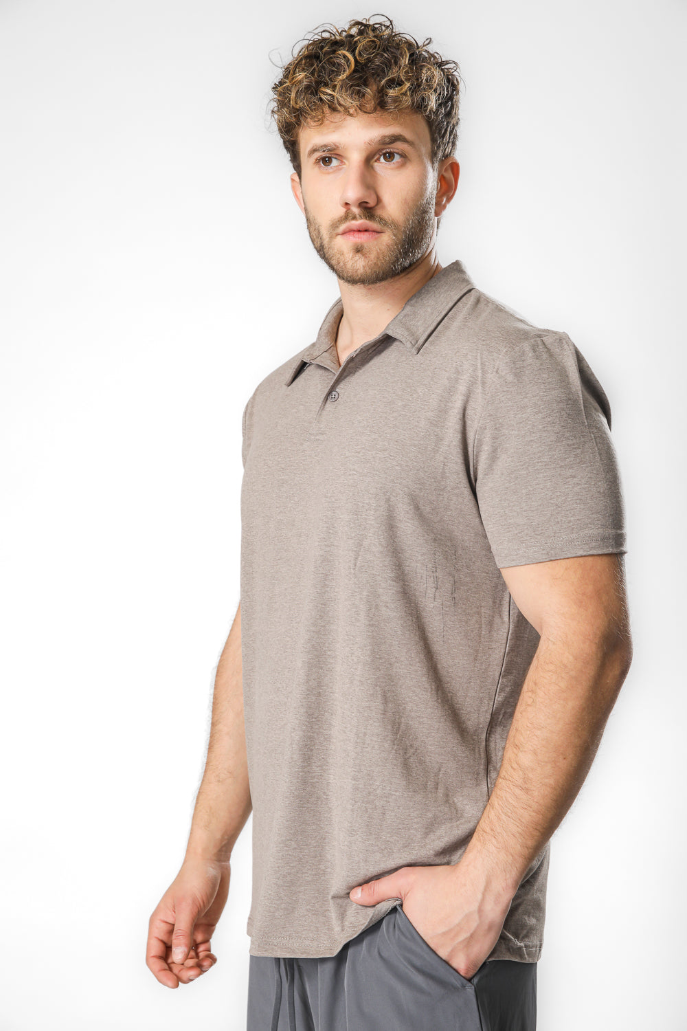 חולצת פולו אקטיב קצרה בצבע חאקי