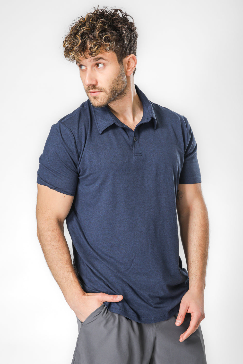 חולצת פולו אקטיב קצרה בצבע כחול ג'ינס