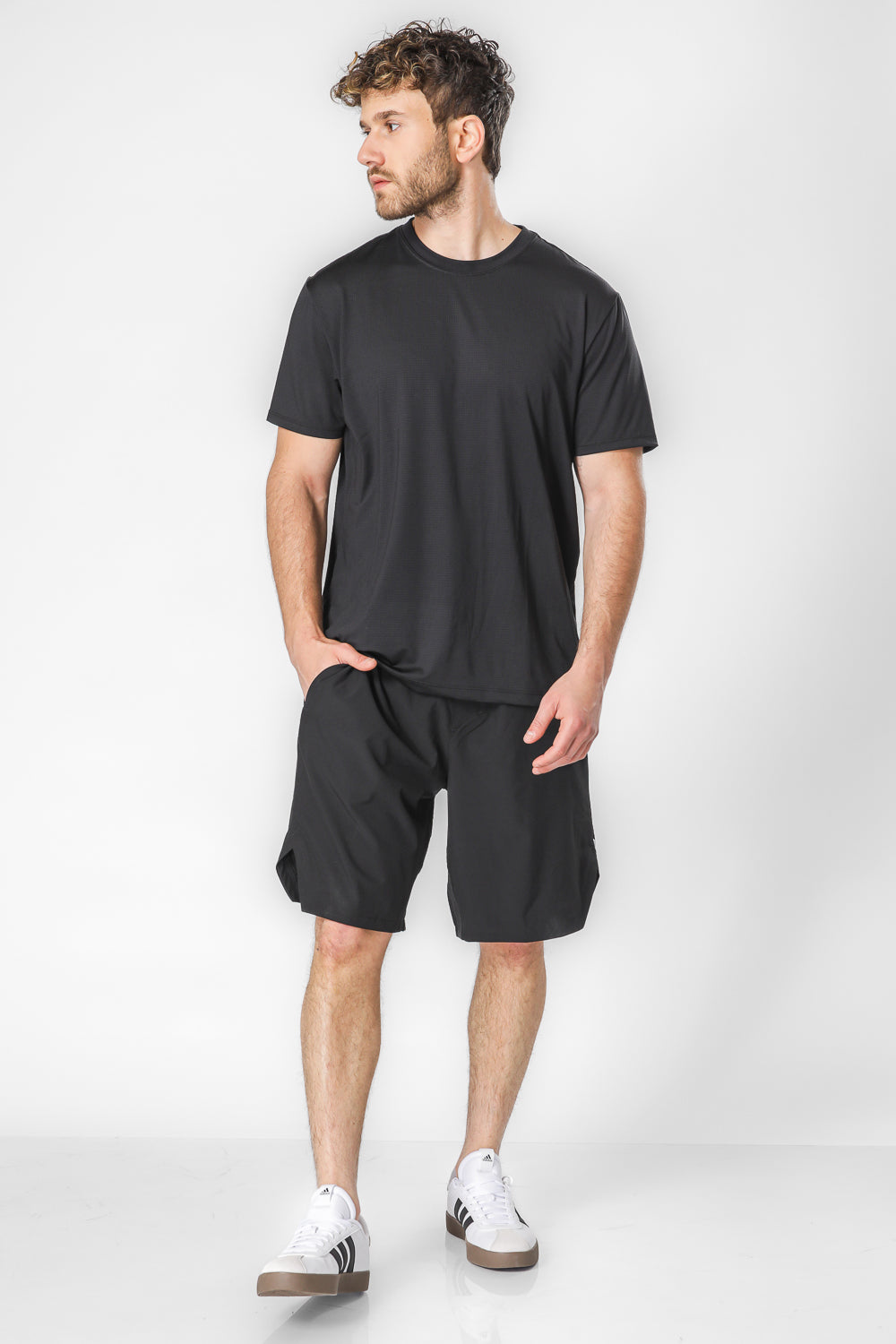 מכנסי ריצה קצרים אורך 9’’ בצבע שחור