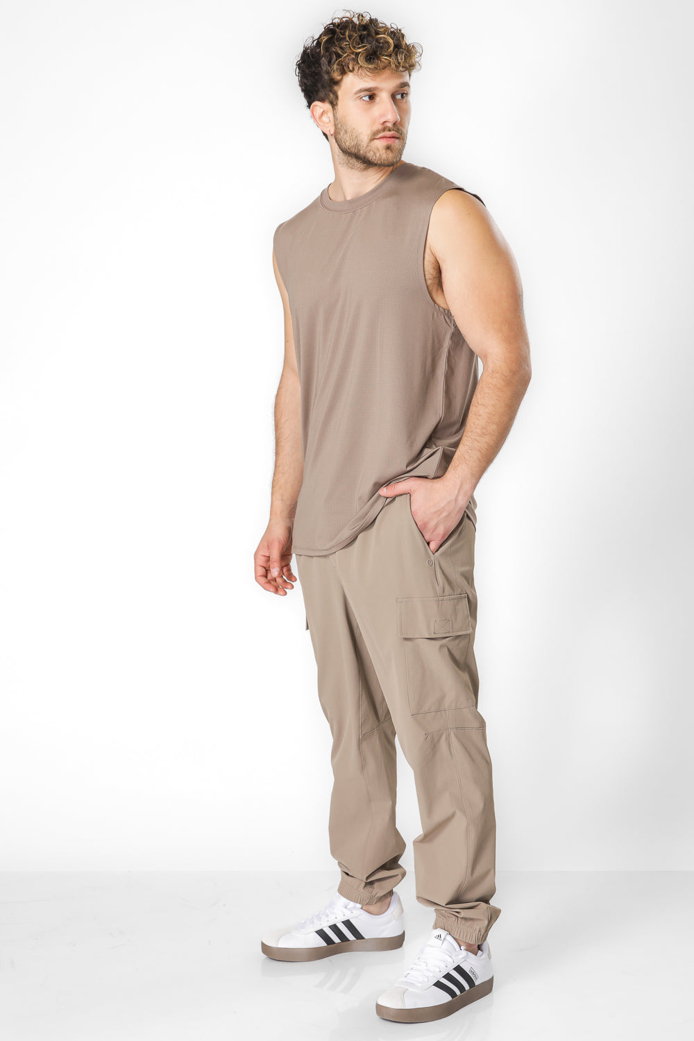 גופיית ספורט מנדפת זיעה בצבע חאקי