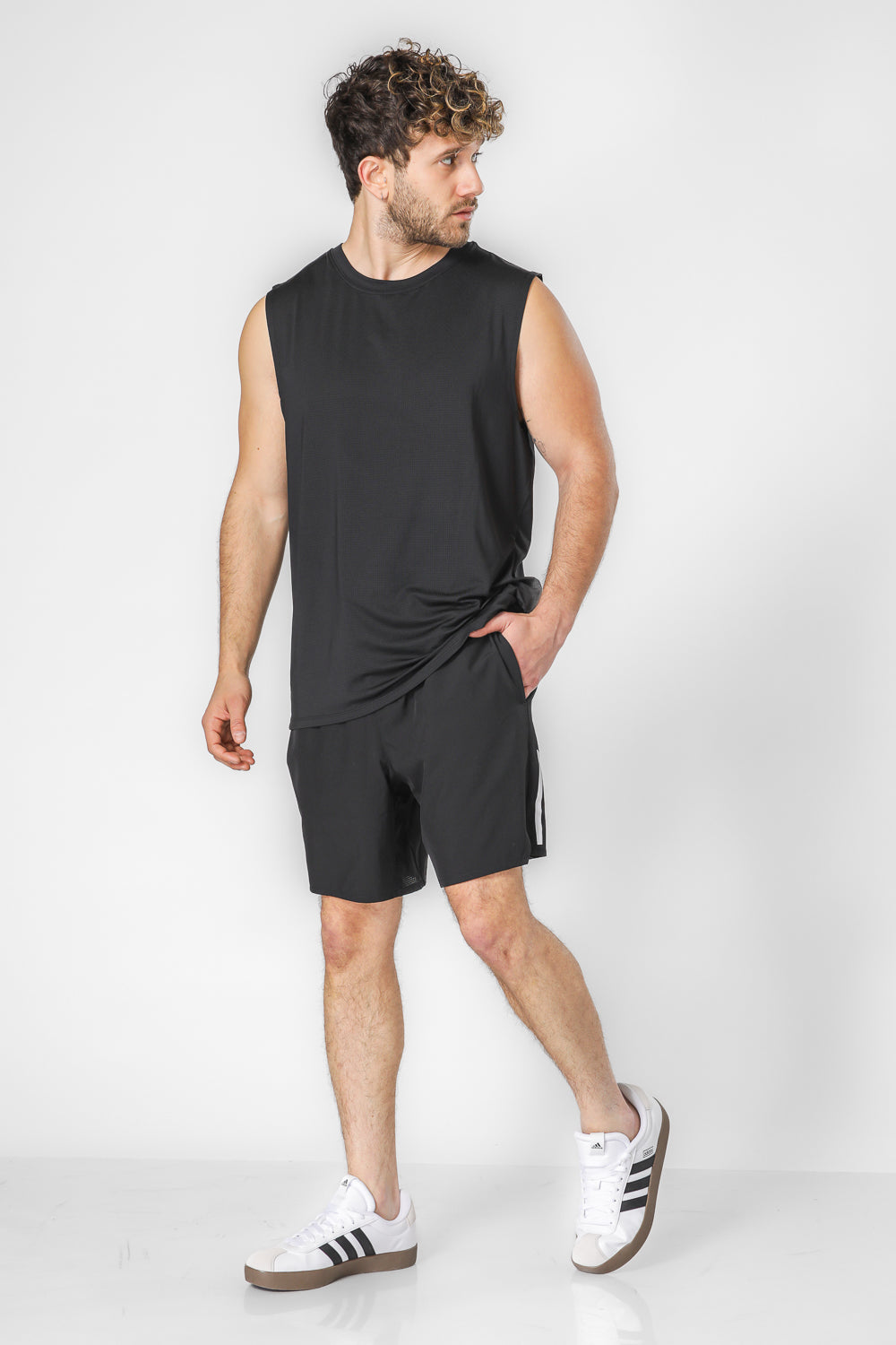 מכנסי ריצה קצרים אורך 7’’ בצבע שחור