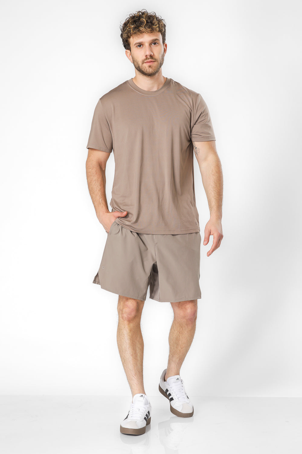 מכנסי ריצה קצרים אורך 7" בצבע חאקי