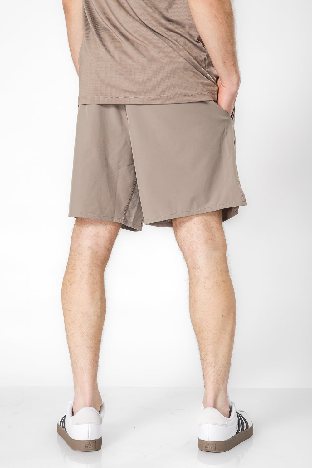 מכנסי ריצה קצרים אורך 7" בצבע חאקי