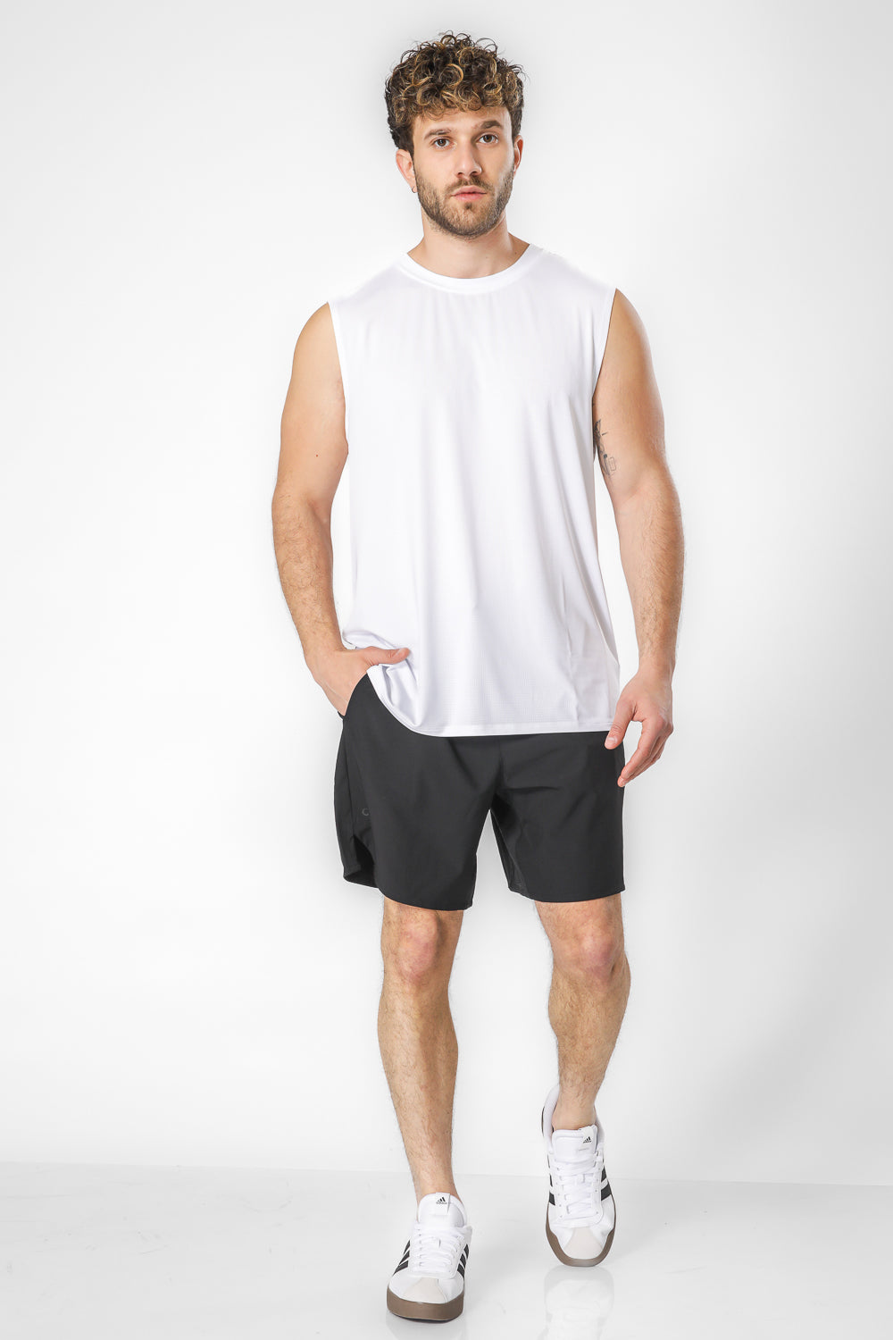 גופיית ספורט מנדפת זיעה בצבע לבן