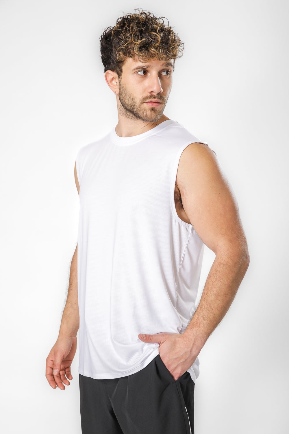 גופיית ספורט מנדפת זיעה בצבע לבן