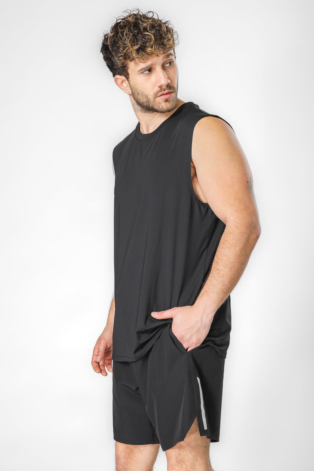 גופיית ספורט מנדפת זיעה בצבע שחור