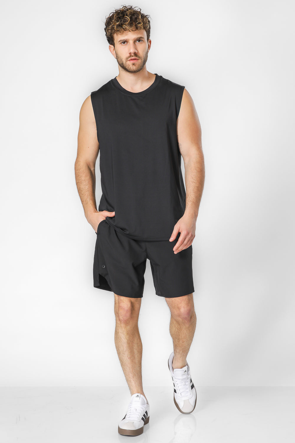 גופיית ספורט מנדפת זיעה בצבע שחור