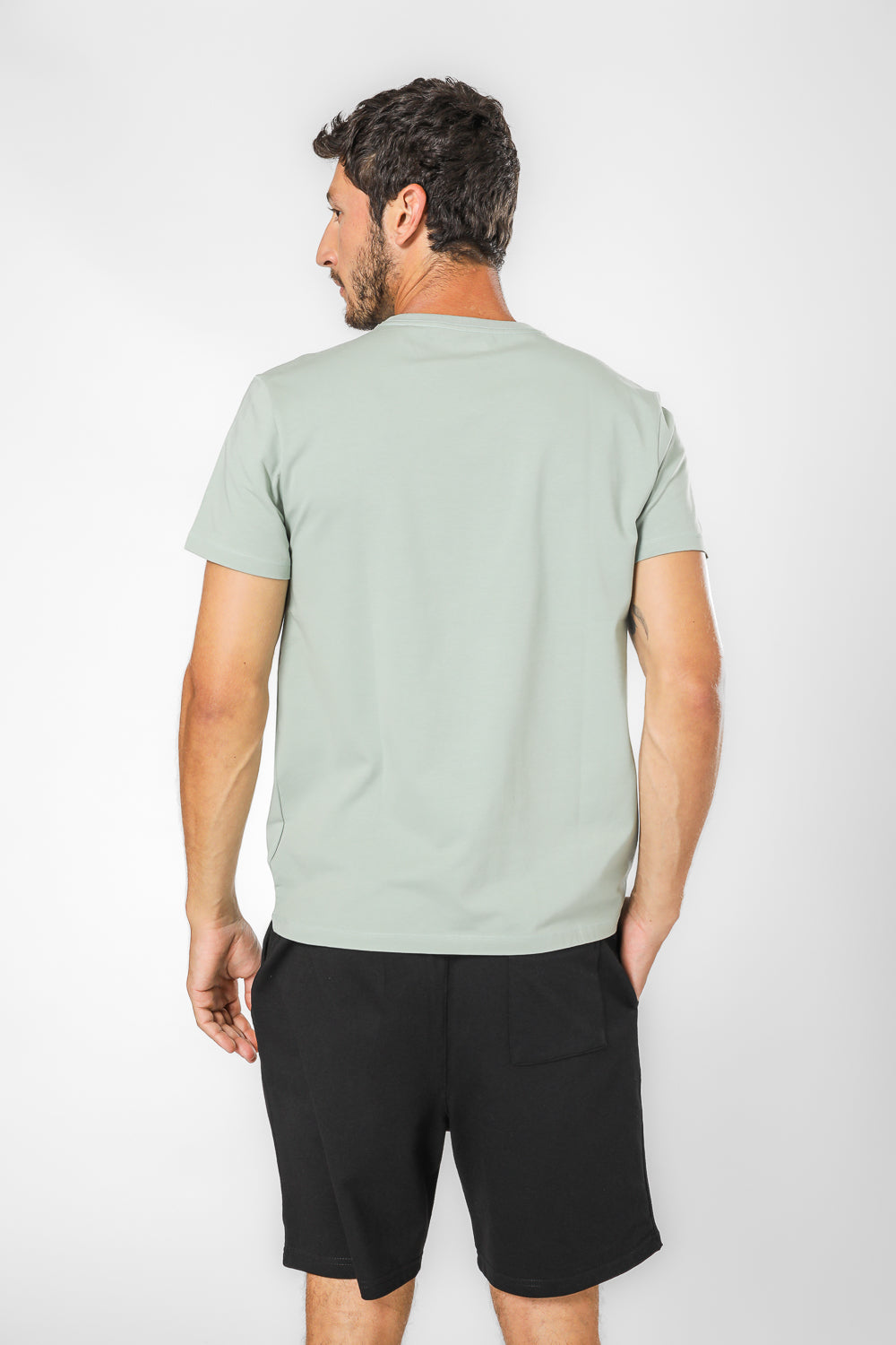 חולצה קצרה מנדפת זיעה צווארון V SLIM