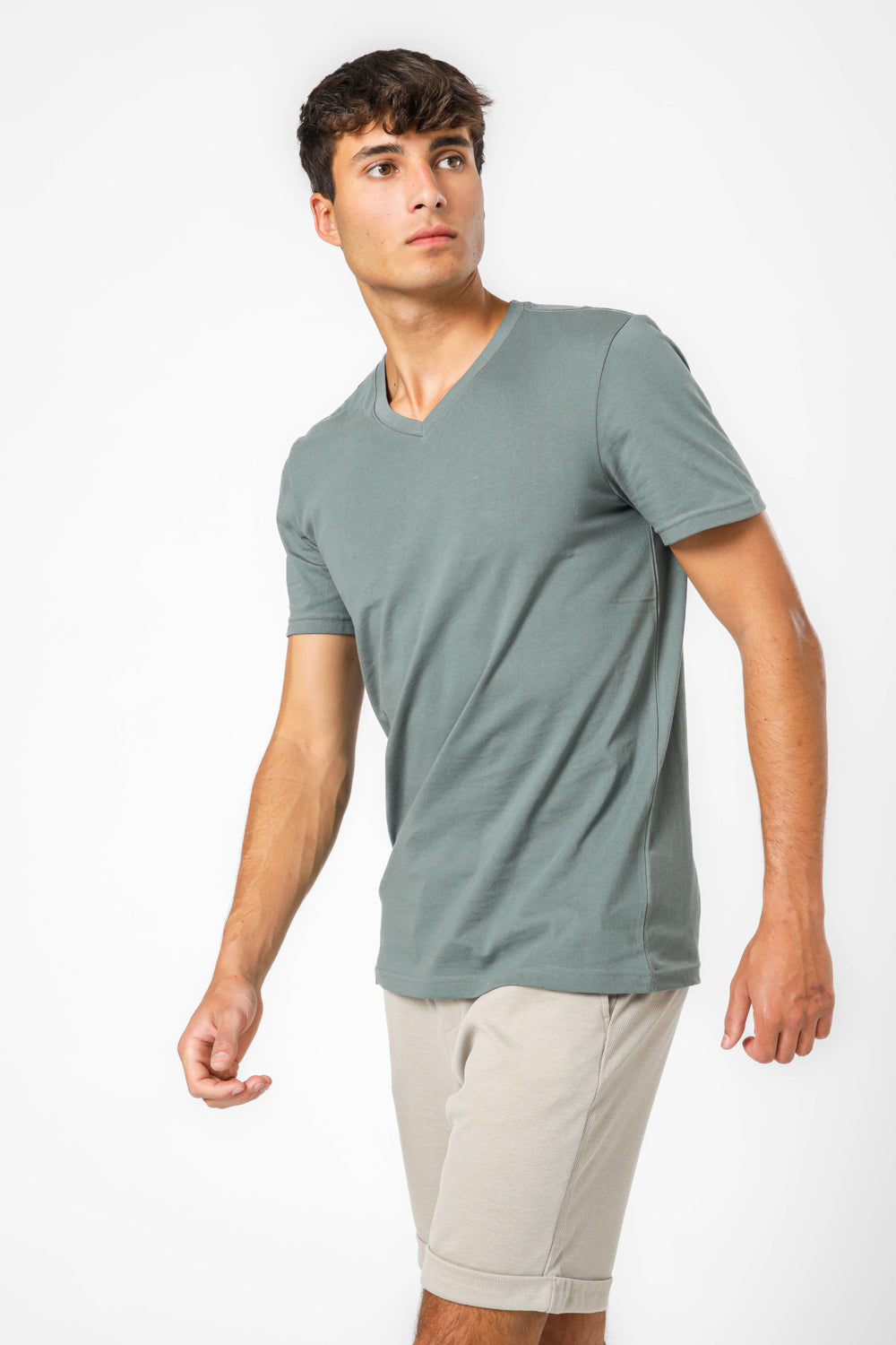 חולצה קצרה צווארון וי מנדפת זיעה