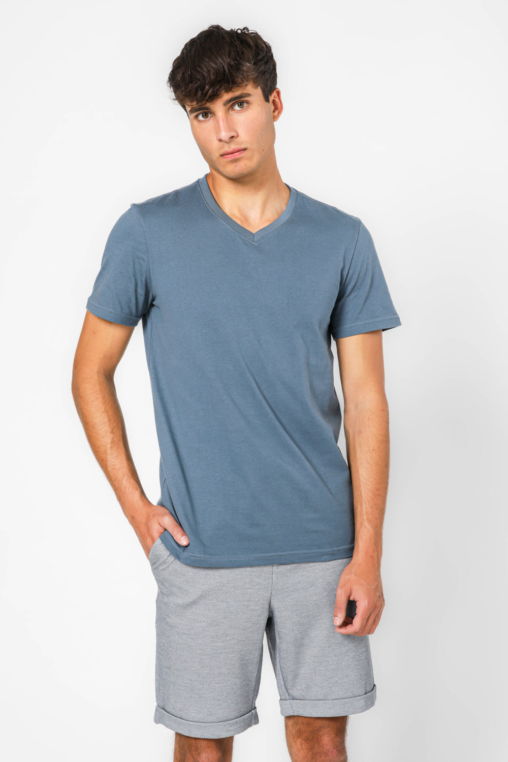 חולצה קצרה צווארון וי מנדפת זיעה