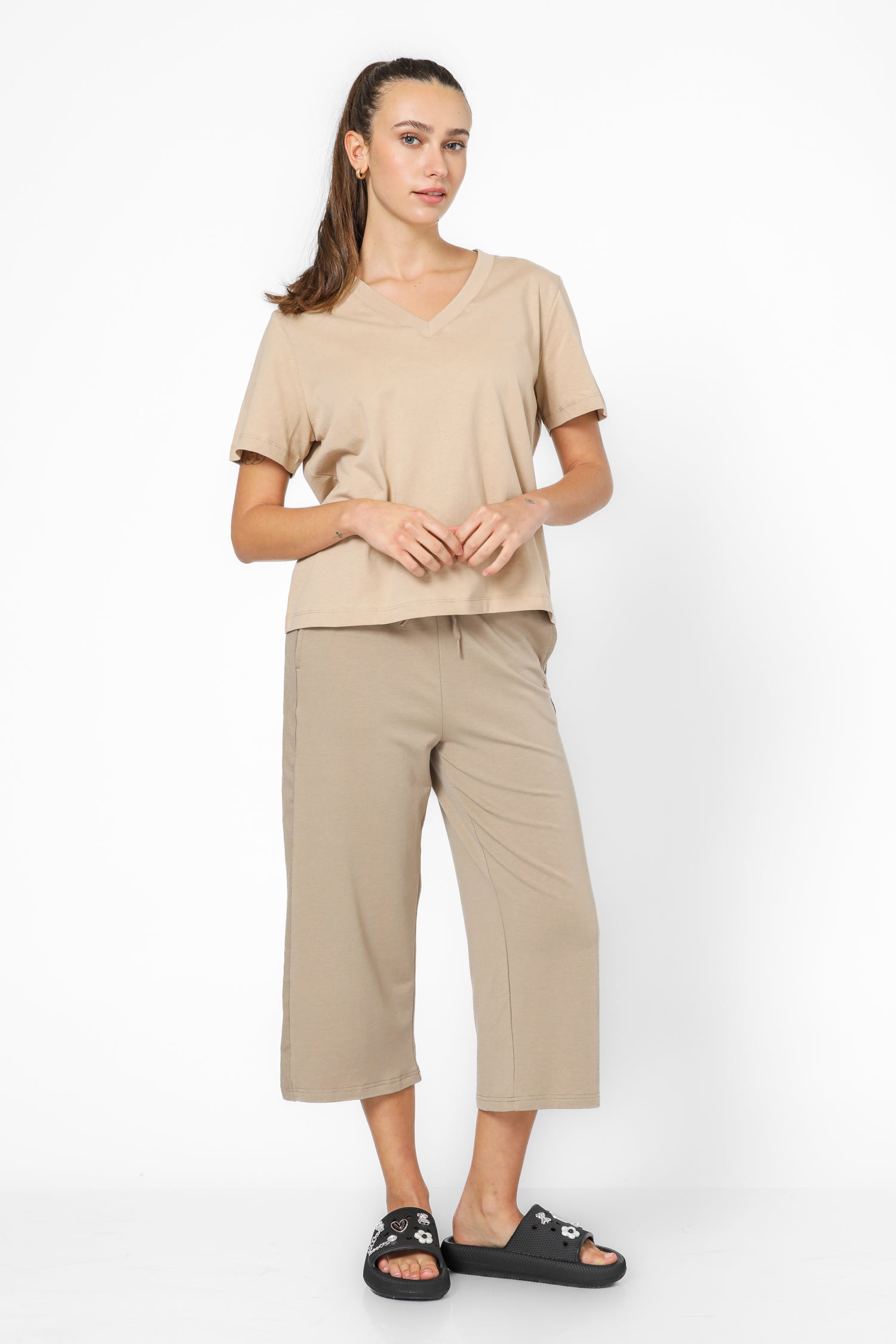 מכנסי בייסיק לנשים באורך 3/4 בצבע בז'