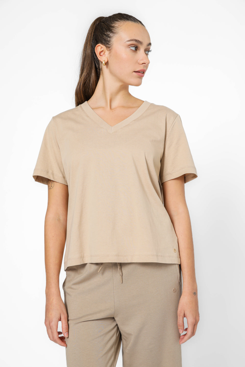 חולצה קצרה עם צווארון וי