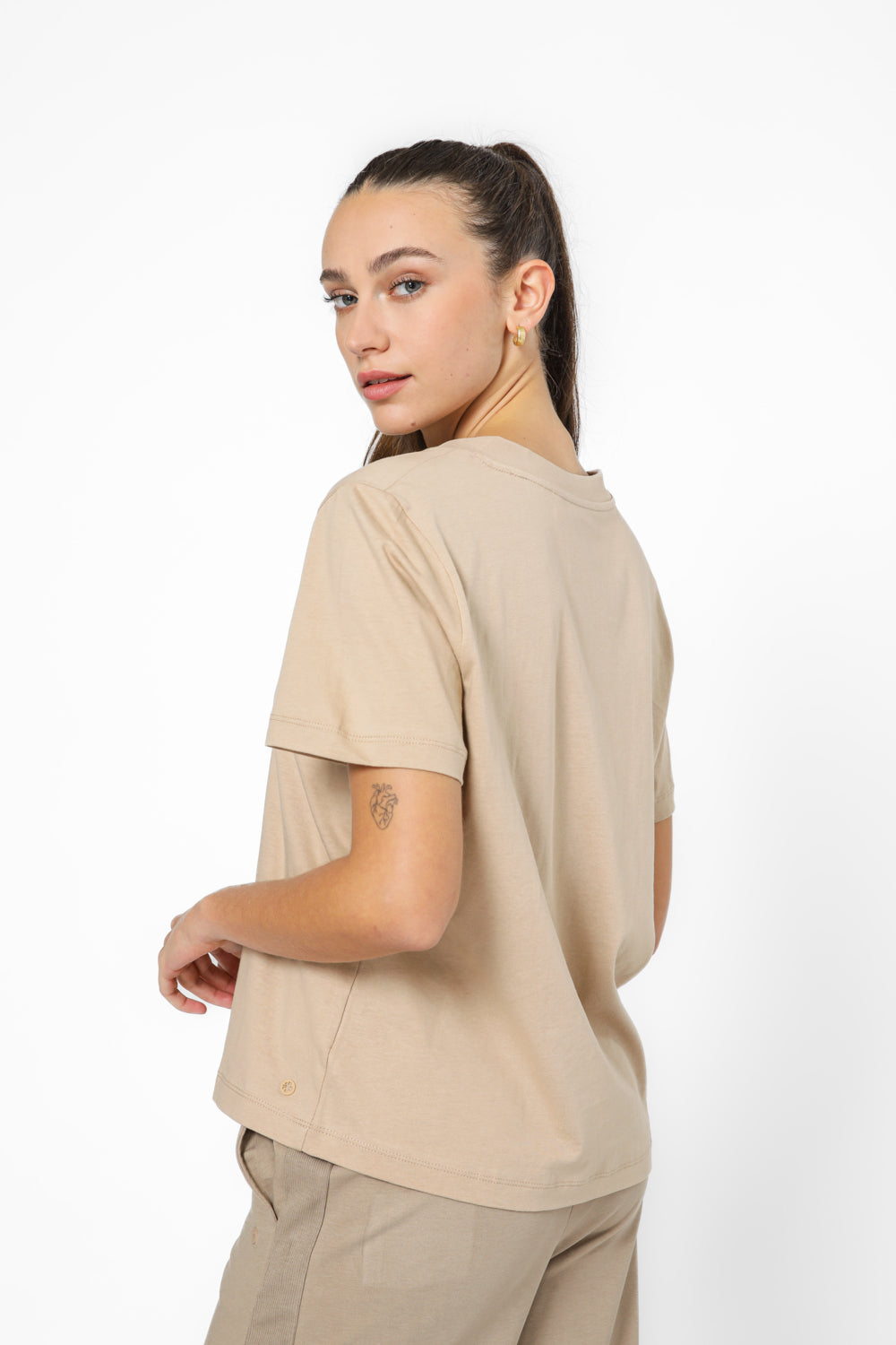 חולצה קצרה עם צווארון וי