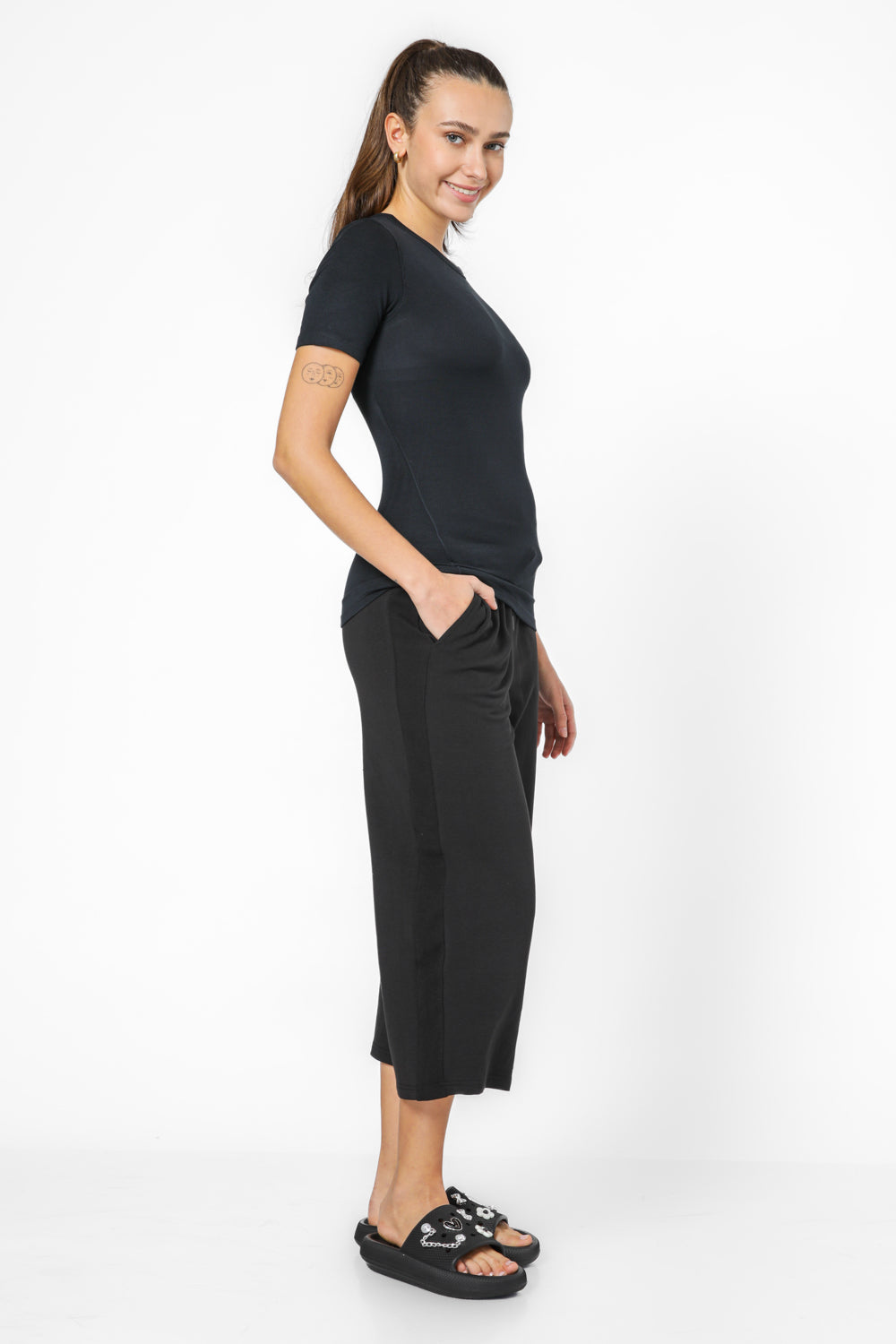 טישירט בייסיק לנשים בצבע שחור