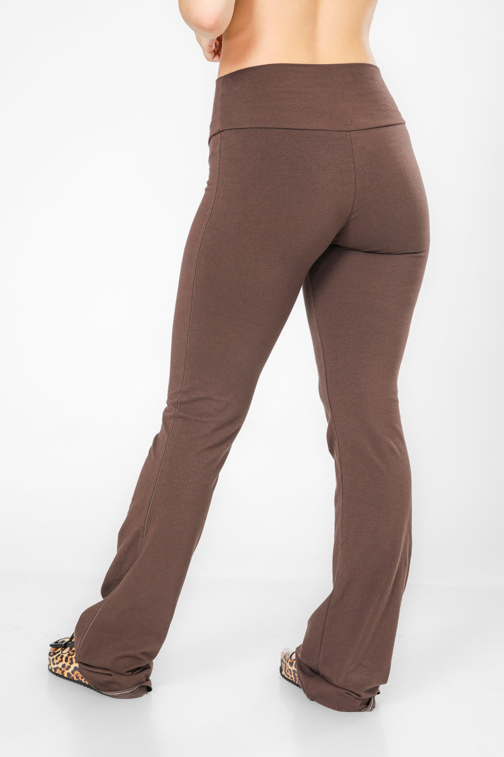 מכנסי טייץ דקים מתרחבים