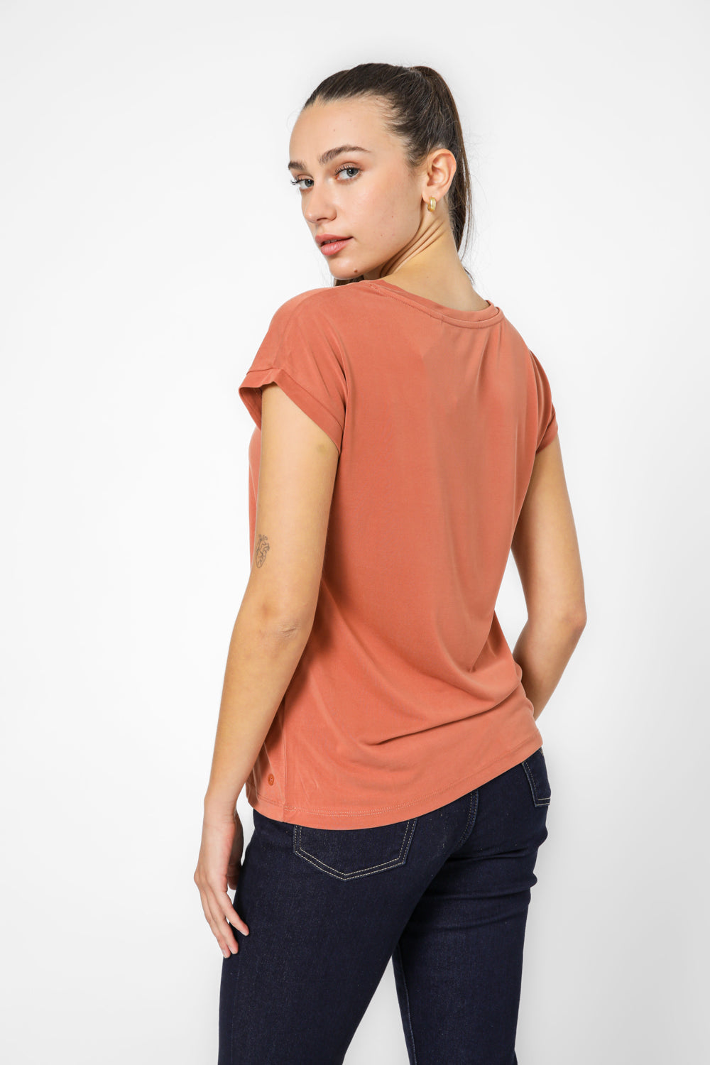 חולצה ספורטיבית ללא שרוולים עם צווארון V