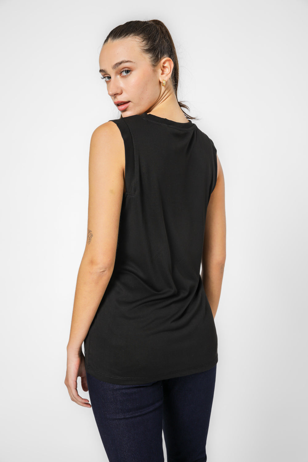 גופייה לנשים עם צווארון עגול