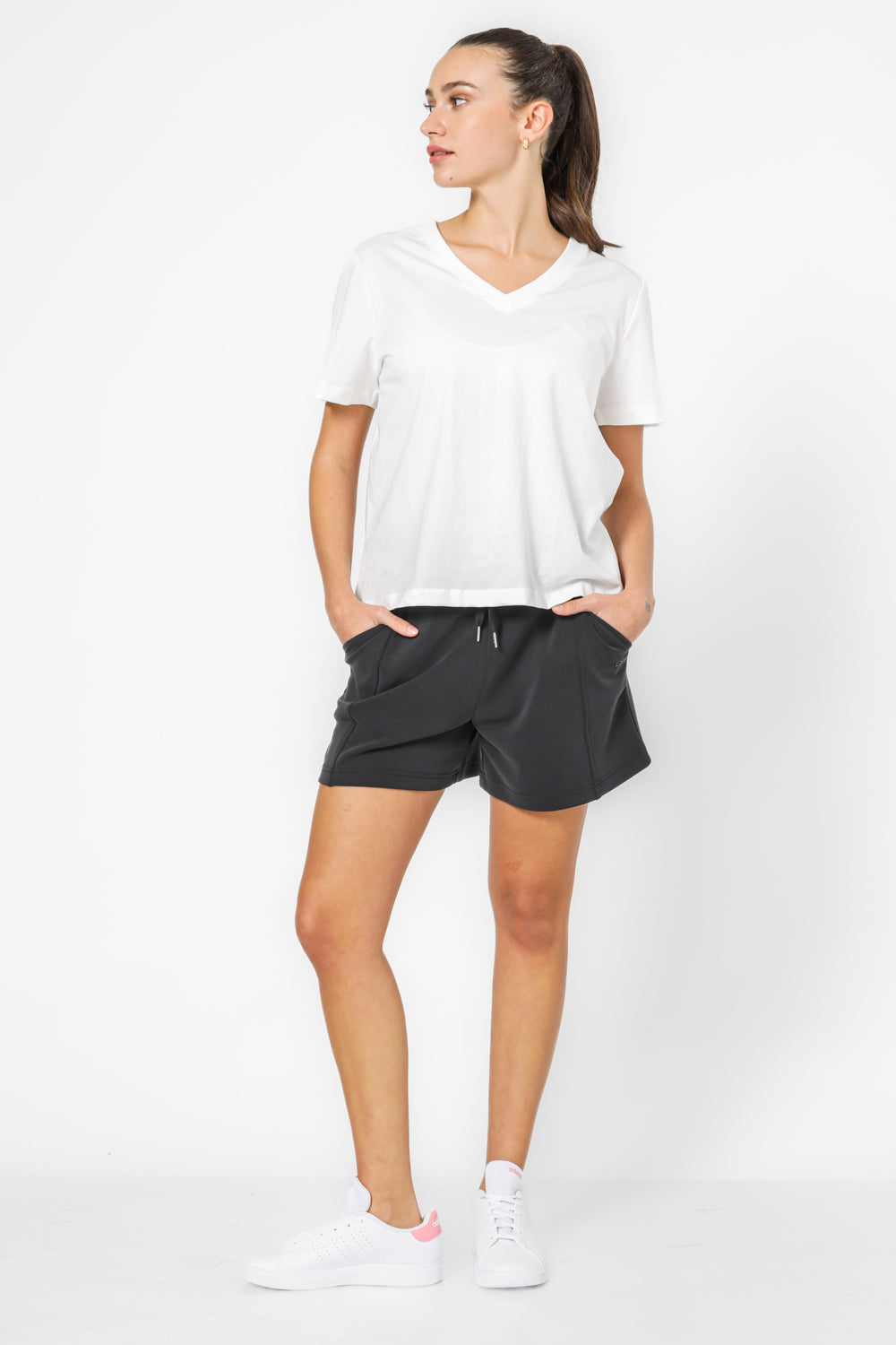 מכנסיים קצרים עם כיסים לנשים בצבע שחור