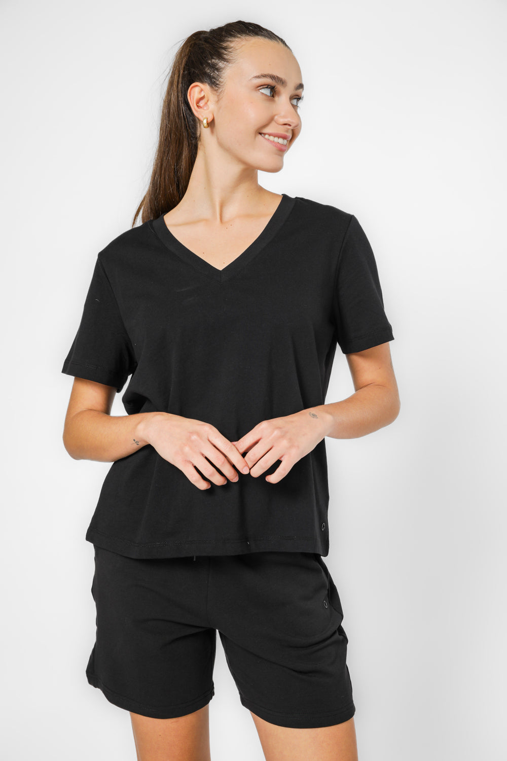 חולצה קצרה צווארון וי