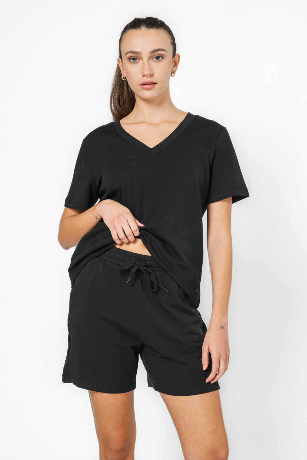 מכנסיים קצרים בייסיק לנשים בצבע שחור