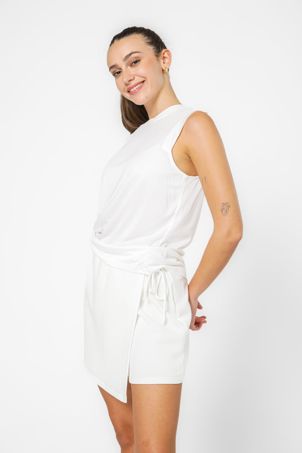 מכנסי חצאית קצרים בצבע לבן