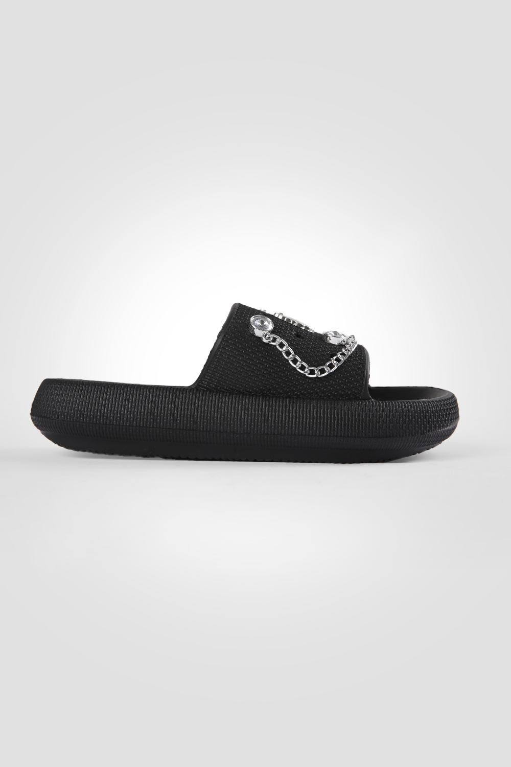 כפכפי גומי עם צ’ארמס בצבע שחור