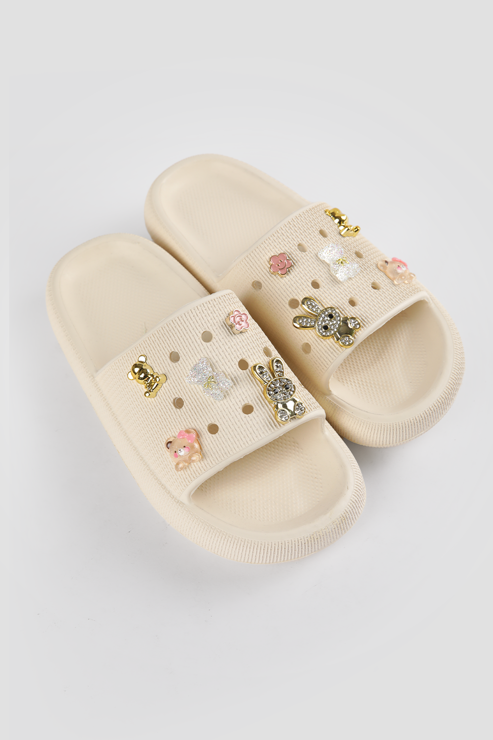 כפכפי גומי עם צ’ארמס בצבע בז'