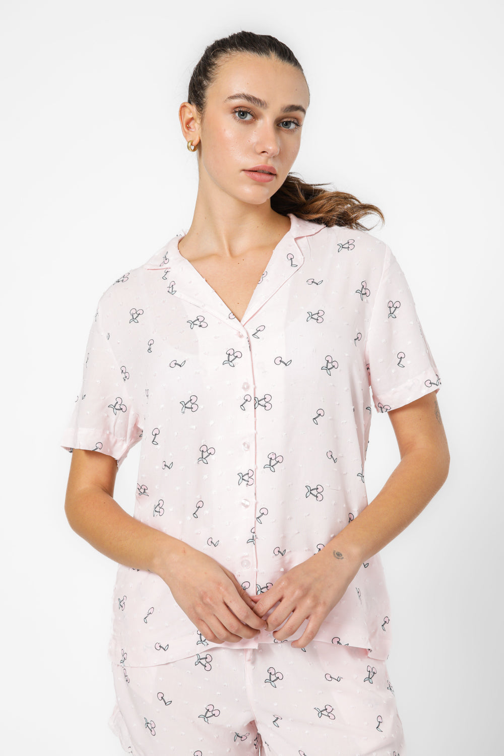 סט פיג'מה מכופתרת קצרה לנשים בצבע ורוד