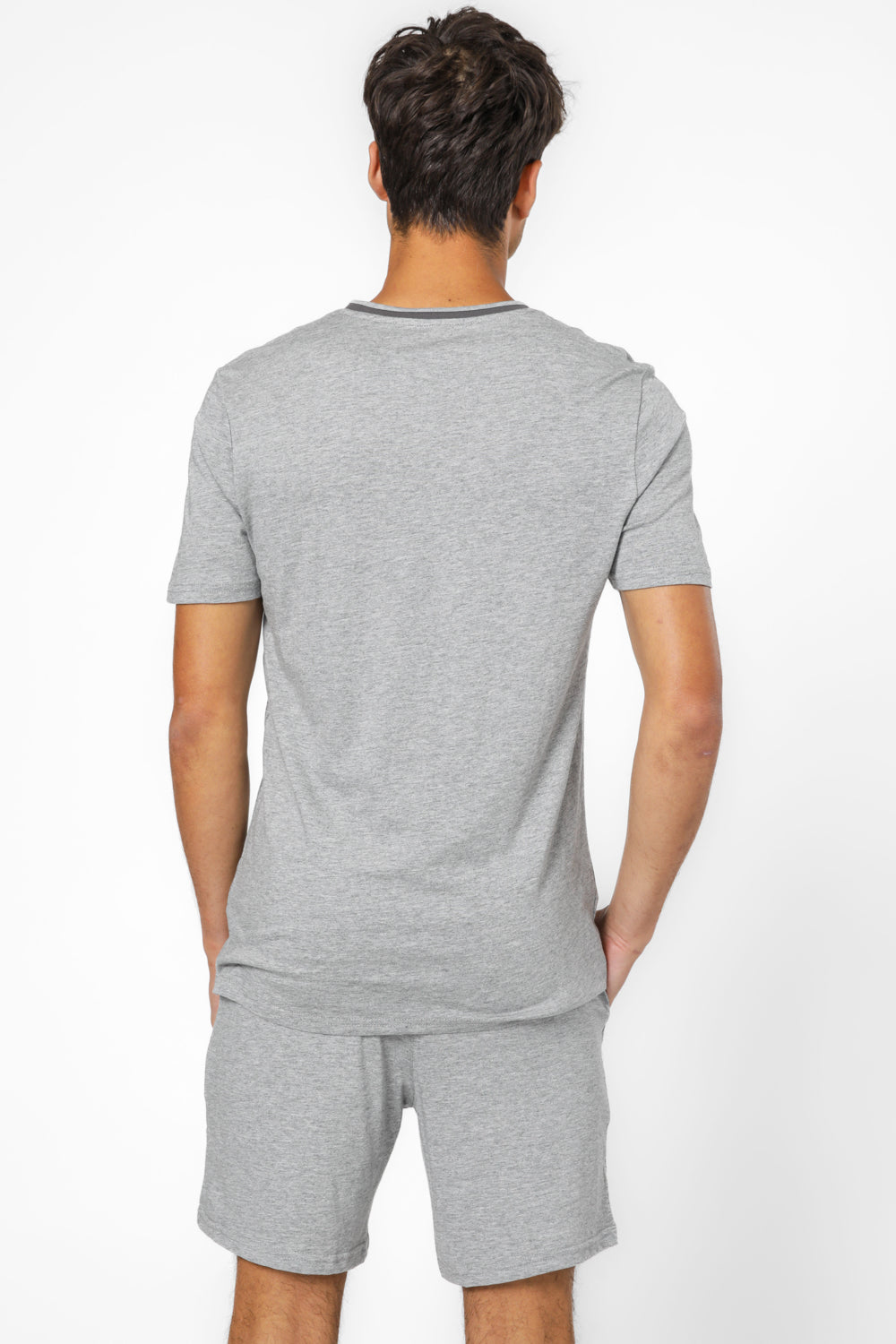 חליפת פנאי קצרה בצבע אפור