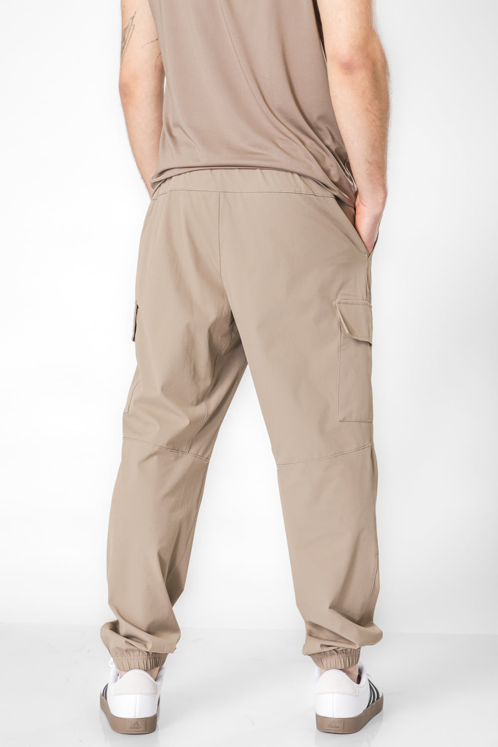 מכנסיים ספורטיבים ארוכים עם כיסים בצבע חום