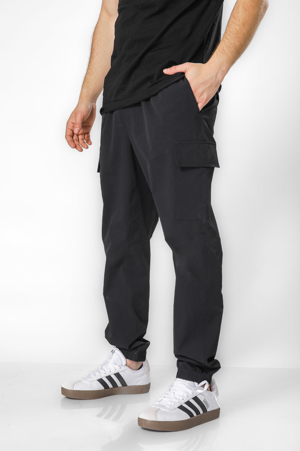 מכנסיים ספורטיבים ארוכים עם כיסים בצבע שחור