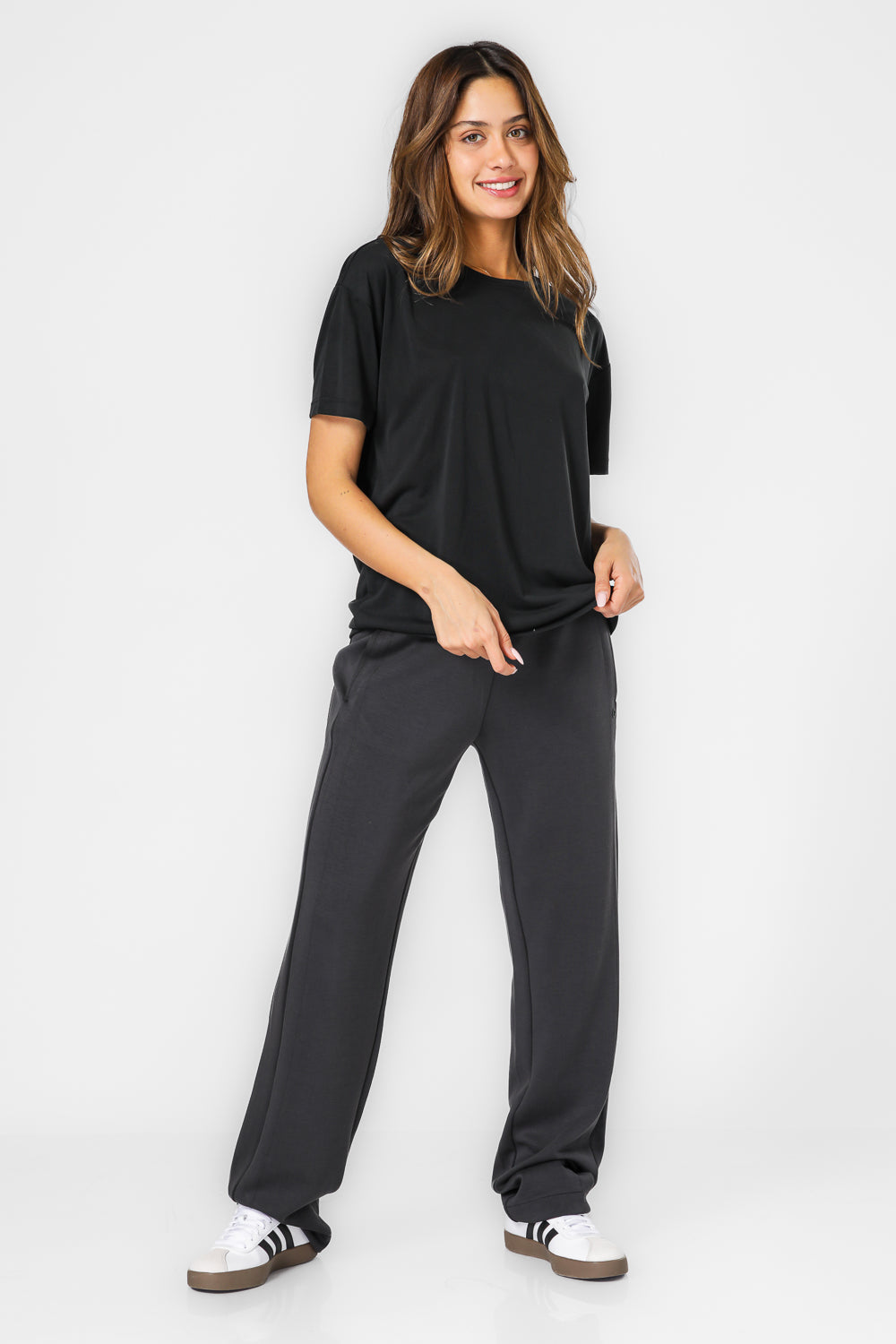 מכנסיים ארוכים בגזרה ישרה בצבע שחור