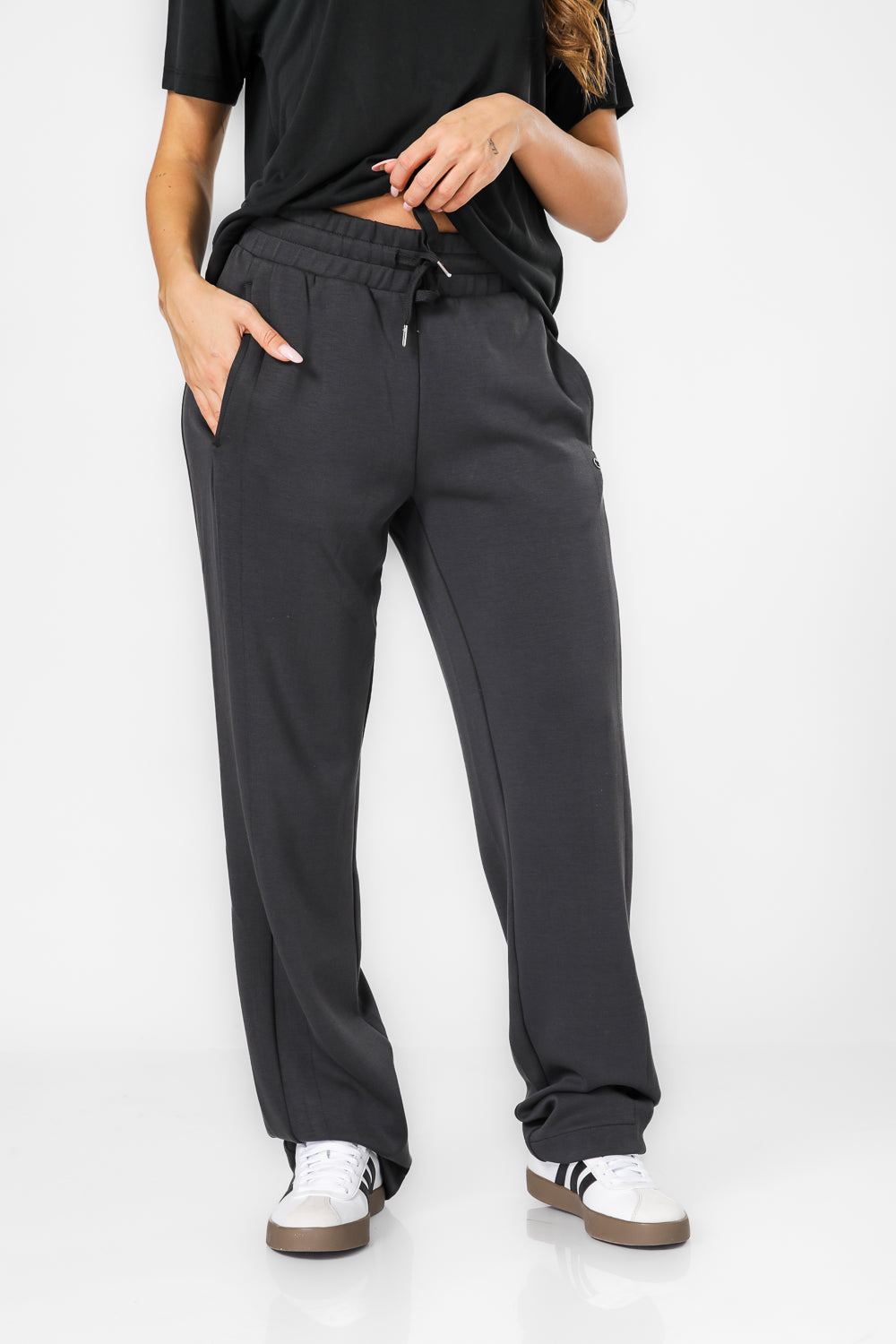 מכנסיים ארוכים בגזרה ישרה בצבע שחור