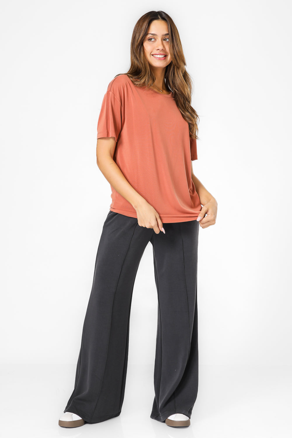 חולצה קצרה צווארון עגול בצבע חום אדמה