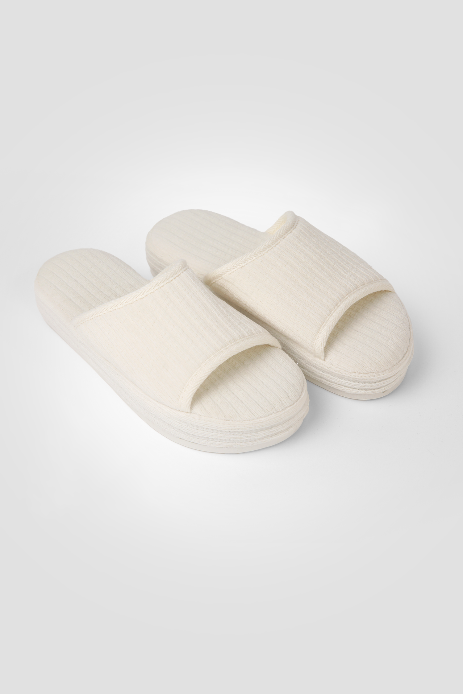 נעלי בית עם פלטפורמה