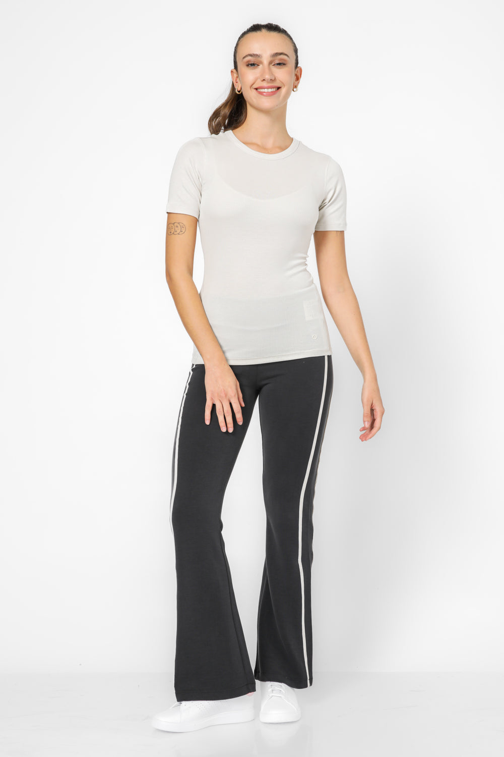 חולצת בייסיק קצרה צמודה