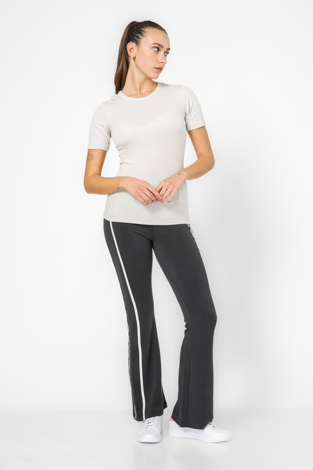 חולצת בייסיק קצרה צמודה