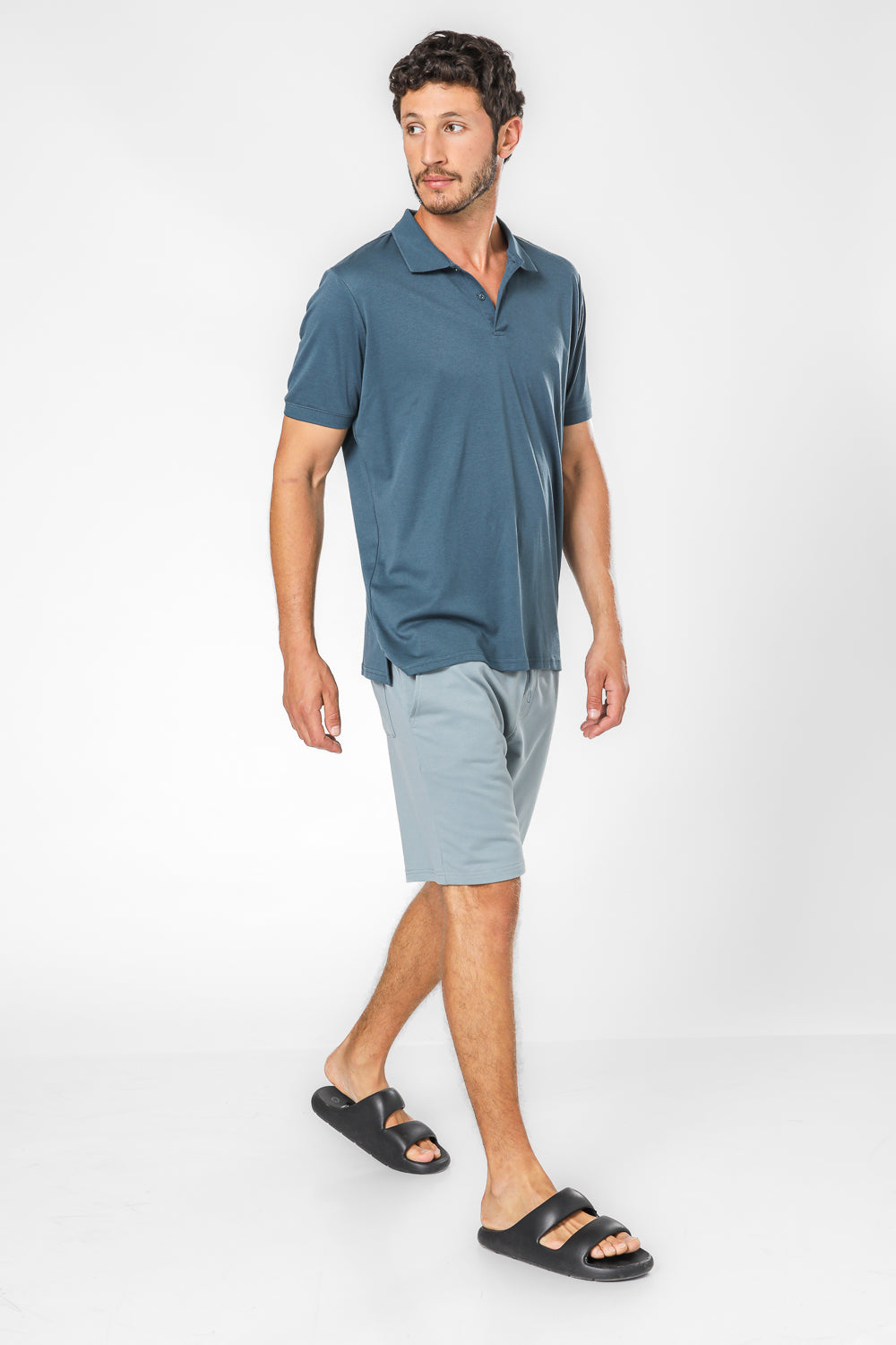 מכנסיים קצרים עם כיסים בצבע כחול