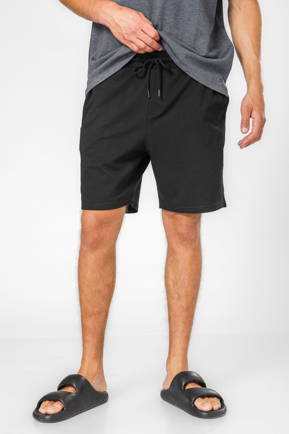 מכנסיים קצרים עם כיסים בצבע שחור