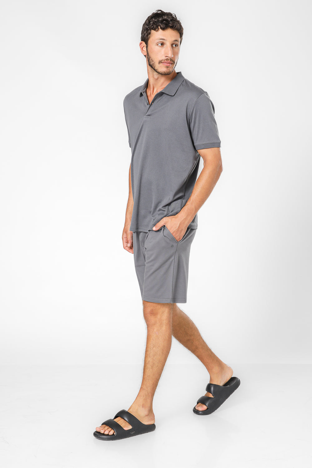 מכנסיים קצרים עם כיסים בצבע אפור