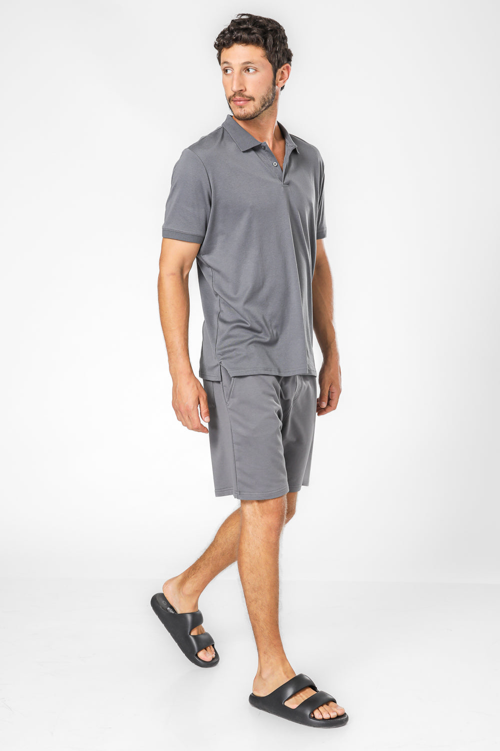 מכנסיים קצרים עם כיסים בצבע אפור