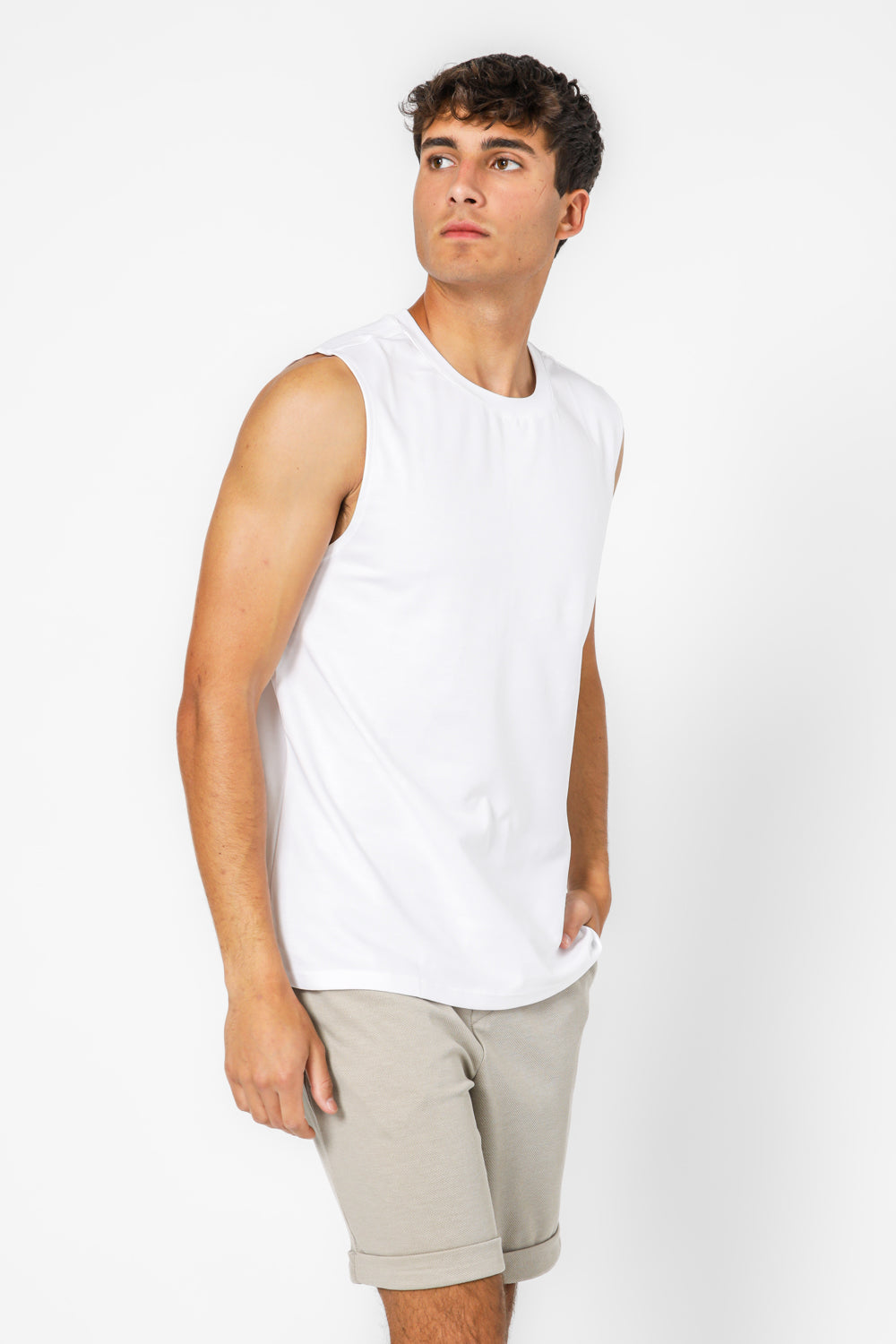 גופייה לגבר עם צווארון עגול