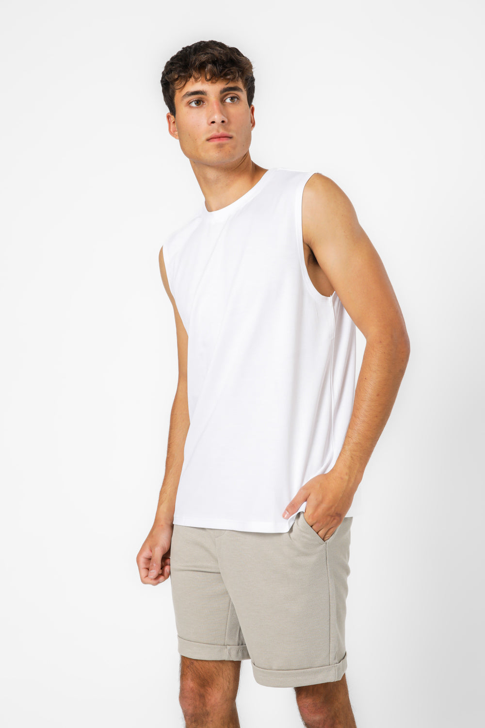 גופייה לגבר עם צווארון עגול