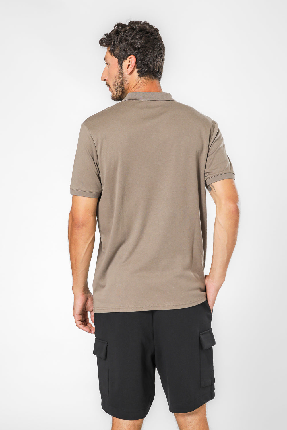חולצת פולו קצרה בצבע בז'