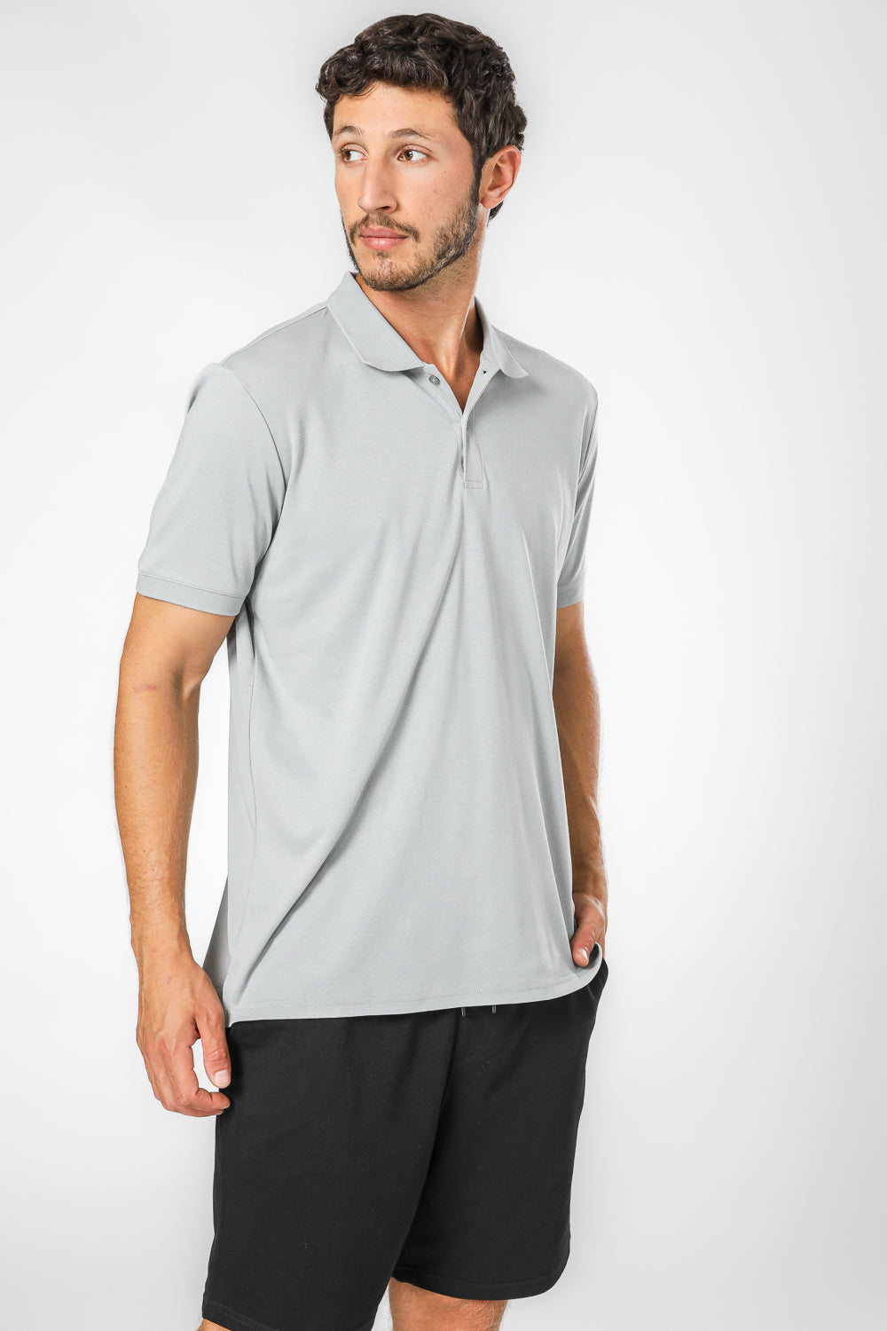 חולצת פולו קצרה בצבע אפור