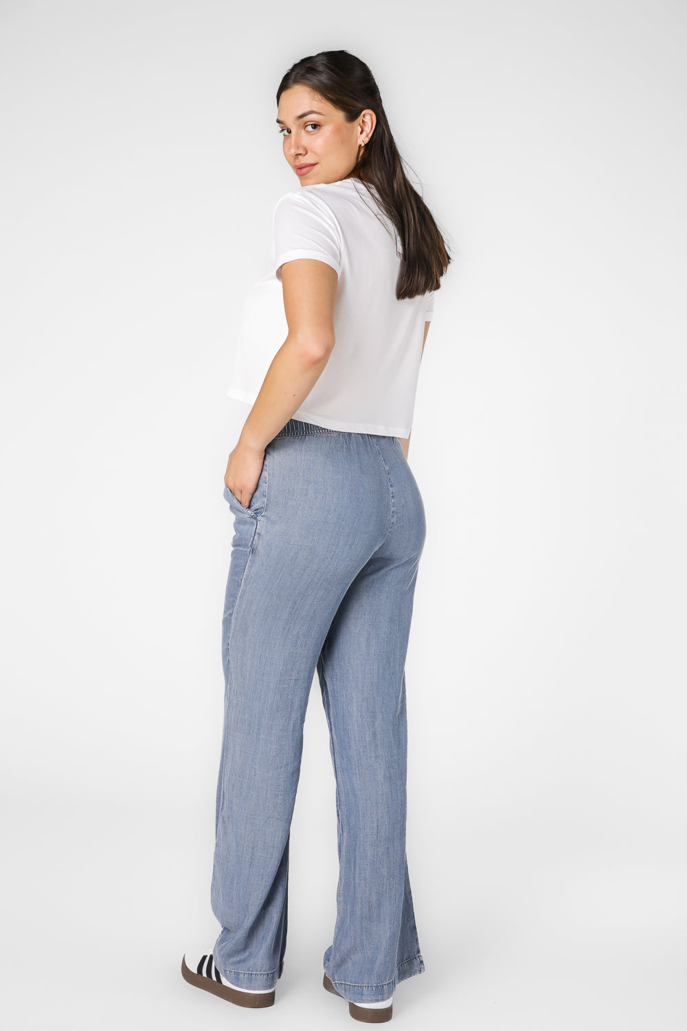 מכנסיים ארוכים במראה ג’ינס