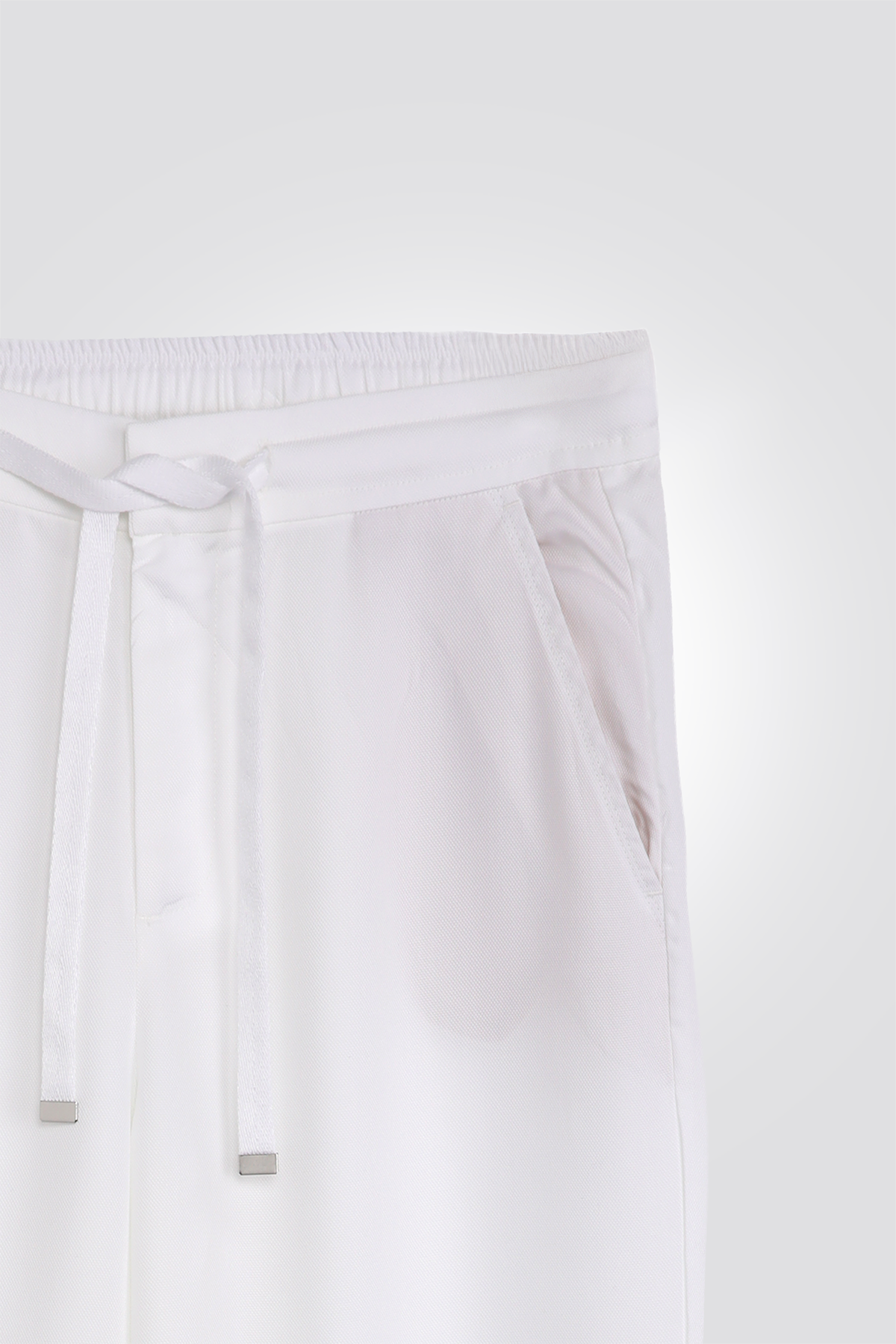 מכנסיים ארוכים במראה מחוייט בצבע לבן