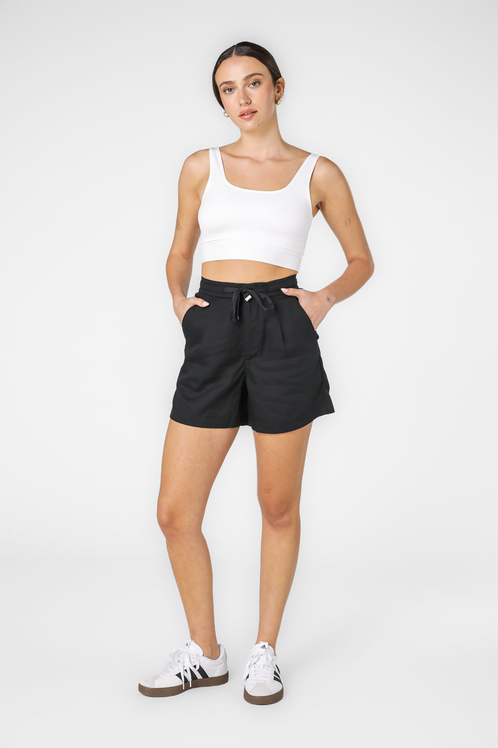 מכנסיים קצרים במראה מחוייט בצבע שחור