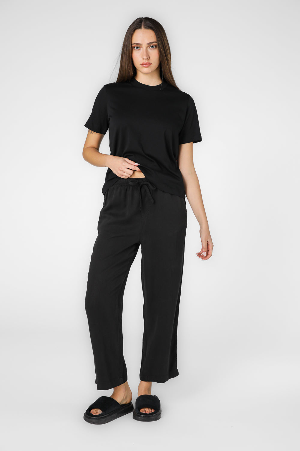 מכנסיים באורך 7/8 במראה קליל ובצבע שחור