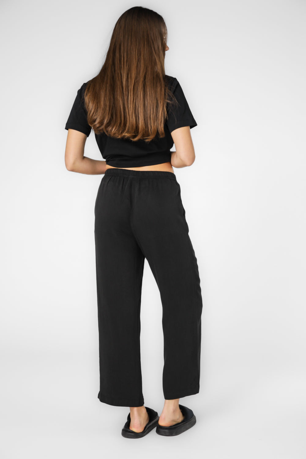 מכנסיים באורך 7/8 במראה קליל ובצבע שחור